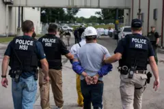 Agentes migratorios de ICE detienen a un trabajador