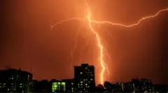 বাংলাদেশে প্রতিবছর বজ্রপাতে  ১৫০ থেকে ২০০ মানুষ মারা যায়