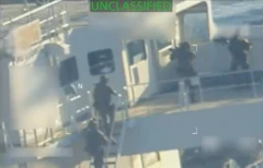 Homens se aproximando de cabine