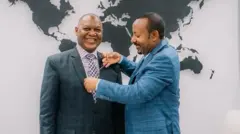 ጠቅላይ ሚኒስትር ዐቢይ አሕመድ ለዶ/ር አብዱል ካማራ ስጦታ ሲያበረክቱ 