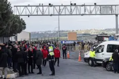 Jandarmalar, 9 Mart 2026'da İstanbul'da yapılan ilk duruşmada İmamoğlu destekçilerinin Silivri Marmara Cezaevi ve Adliye Kompleksi'ne yaklaşmasını engellerken.
