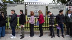 El gobierno de Trump cancela las entrevistas y otros trámite para las visas de inmigrantes en los consulados de EE.UU. en todo el mundo