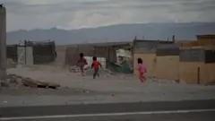 Crianças brincam pelas ruas do povoado