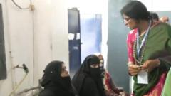 मुस्लिम महिलाओं से नकाब हटवाने का ये वीडियो सोशल मीडिया पर वायरल हो रहा है