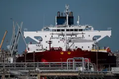 Um navio-tanque com petróleo venezuelano no Texas. O navio tem o casco vermelho e a parte superior branca