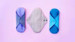 Absorventes reutilizáveis em imagem com fundo rosa