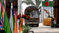 বাংলাদেশে মাল খালাস করে এসে পেট্রাপোলে সীমান্ত পেরোচ্ছে ভারতীয় ট্রাক। ৮ অগাস্ট                   