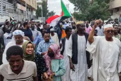 مواطنون سودانيون في بورتسودان يحتفلون بسيطرة الجيش على مدينة ود مدني.