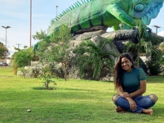 A empreendedora venezuelana Katherine Mota, 31, que mora em Boa Vista há sete anos, sentada na grama em um parque