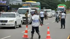 ၂၀၁၈ ခုနှစ်တုန်းက ဆွာတံတားကျိုးလို့ ရန်ကုန် - မန္တလေးအမြန်လမ်းပိတ်ဆို့နေတဲ့မြင်ကွင်း 