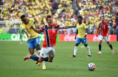 Neymar recebeu cartão amarelo por esta falta em Martin Odegaard
