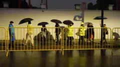 上海鉅鹿路上公安警員在圍欄旁站崗防範有萬聖節著裝者出現（26/10/2024）