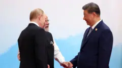 O presidente chinês Xi Jinping, o primeiro-ministro indiano Narendra Modi e o presidente russo Vladimir Putin falam com Xi, que segura a mão de Modi