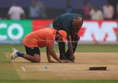 रोहित शर्मा खेळपट्टीची पाहणी करताना 