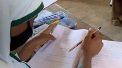 Wata ɗaliba tana rubuta jarabawar Waec a jihar Kano a shekarar 2020