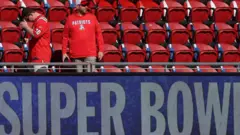 Torcedores do New England Patriots aguardam o início de uma partida no Levi's Stadium