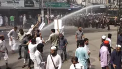 মতিঝিলে ইসলামী ব্যাংক কার্যালয়ের সামনে থেকে আন্দোলনকারীদের সরিয়ে দেয় পুলিশ, সোমবারের ছবি