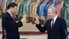 Vladimir Putin e Xi Jinping fazem brinde durante encontroqual melhor casa de aposta esportivaMoscou