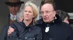 魯珀特·默多克（右）與女兒伊莉莎白出席切爾滕納姆賽馬節
