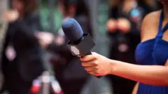 Каперкайлидің порно суреттері Қыздар саусақтарын өз ішіне салады