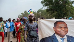 Pipo wey support di referendum hold banner of di president