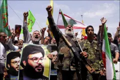 Militantes de Hezbolá en Líbano portando armas.