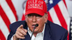 O presidente dos EUA, Donald Trump, gesticula enquanto fala durante a inauguração de um centro temporário de detenção de migrantes, informalmente conhecido como "Alligator Alcatraz", em Ochopee, Flórida, EUA, em 1º de julho de 2025