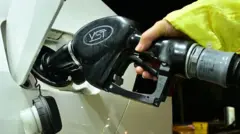 Mujer cargando combustible en su automóvil