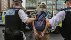 تم تقييد ناشط واعتقاله خلال احتجاج مؤيد للفلسطينيين، أغلق ناشطون من حركة "مطلب الشباب" جسر فوكسهول 