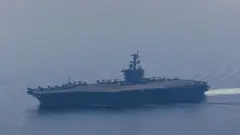Вид с воздуха на авианосную ударную группу USS Abraham Lincoln во время операции в Аравийском море в сопровождении двух военных судов снабжения и двух кораблей Береговой охраны США.