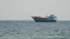 オマーン・ムサンダムから撮影したホルムズ海峡と洋上の船舶