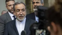 وزير الخارجية الإيراني عباس عراقجي يتحدث إلى وسائل الإعلام، بعد اجتماع مع وزراء خارجية ألمانيا وفرنسا وبريطانيا والاتحاد الأوروبي مع المسؤولين الإيرانيين في المحادثات النووية بين إيران والاتحاد الأوروبي، في جنيف، سويسرا.