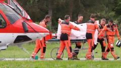 Personal de emergencia traslada al primer ministro herido