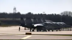 Caças dos EUS sobre o asfalto de uma base