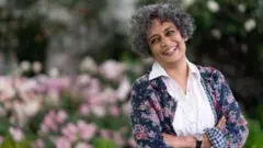 ታዋቂዋ ሕንዳዊት ደራሲ አሩንዳቲ ሮይ 