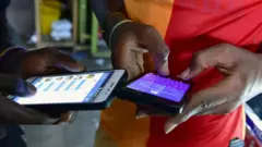 Abantu bari kuri internet yo kuri telephone