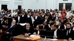 बाङ्ग्लादेशको विशेष अदालत आईसीटीभित्र वकिल र अन्य मानिस