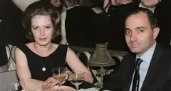 Versão colorizada com IA de uma fotografia histórica em preto e branco que mostra o agente de inteligência egípcio Refaat Al-Gammal (à direita), com sua esposa Waltraud (à esquerda). A foto foi tirada no verão de 1964