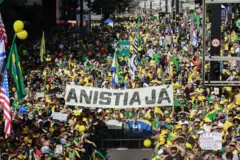 Apoiadores de Bolsonaro em ato em São Paulo com faixa pedindo "Anistia Já"