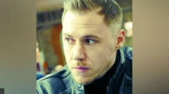 Foto de homem branco usando jaqueta de couro de perfil