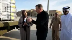وزير الخارجية البريطاني كاميرون مع وزيرة الدولة القطرية للتعاون الدولي في قاعدة العديد الجوية بقطر