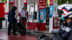 Petugas melayani pengisian bahan bakar minyak (BBM) jenis Pertamax di SPBU Pertamina Jalan Veteran, Semarang, Jawa Tengah, Rabu (10/6/2026).