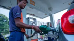 இந்தியாவில் பெட்ரோல், டீசல் விலை 10 நாளில் 4 முறை உயர்வு - சாமானியருக்கு என்ன பாதிப்பு? 