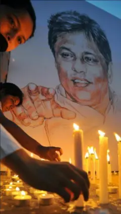 මාධ්‍යවේදී ලසන්ත වික්‍රමතුංගගේ සිතුවමක් ඉදිරියේ තරුණියන් දෙදෙනෙක් ඉටි පහන් දල්වන ආකාරය පෙනේ.