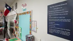 Poster bertuliskan 10 Perintah Tuhan dipajang di sebuah ruang kelas di Texas, AS. 