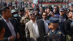 गृहमन्त्री रमेश लेखक तीनकुने घटनाको अनुगमन गर्दै