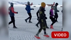 அன்டார்டிகா உறைபனியில் நடந்த 'ரிவர்ஸ்' ஓட்டப் பந்தயம் - காணொளிஅன்டார்டிகா உறைபனியில் நடந்த 'ரிவர்ஸ்' ஓட்டப் பந்தயம் - காணொளி