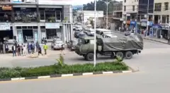 Imwe mu modoka z'ingabo za SADC irimo gutambuka mu mujyi wa Musanze ku wa kabiri