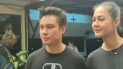 Pasangan artis Baim Wong serta istrinya, Paula Verhoeven tampak mendatangi Polsek Kebayoran Lama, Jakarta Selatan pada Senin (3/10).