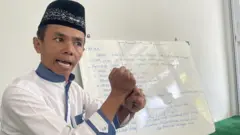 Mohtar Efendi mendampingi penyandang tuli untuk belajar membaca Al-Qur'an